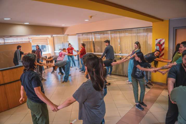 Colaboradores de una empresa durante una pausa activa